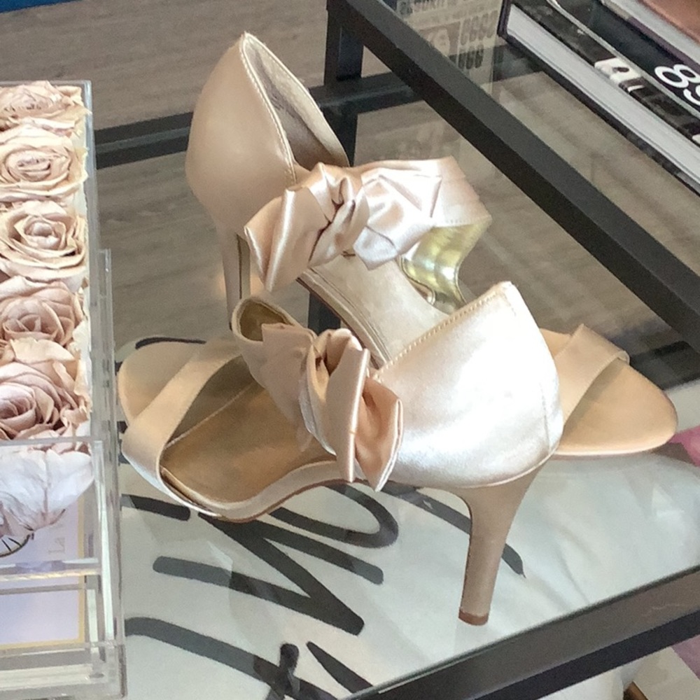 Champagne color 4” heel size 9 gorgeous